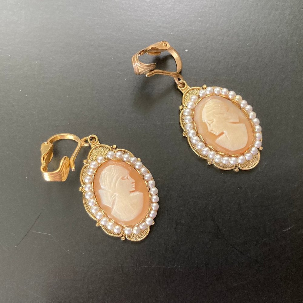Vintage 70's Cameo Pearl Clip On Earrings